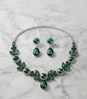 Conjunto de Collar y  Pendientes con Esmeraldas.