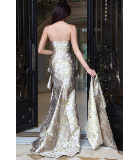 Vestido Brocado con Detalle Volante Lateral.